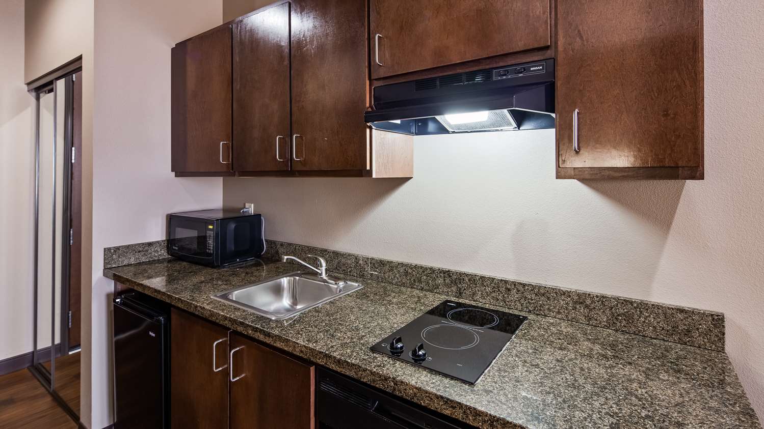 جناح بسرير كينج مع أريكة، Best Western Plus Williston Hotel & Suites 8/8