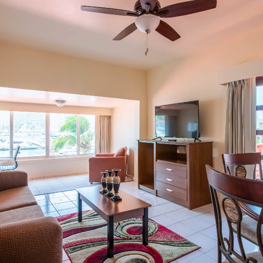 Village Cay 32/41