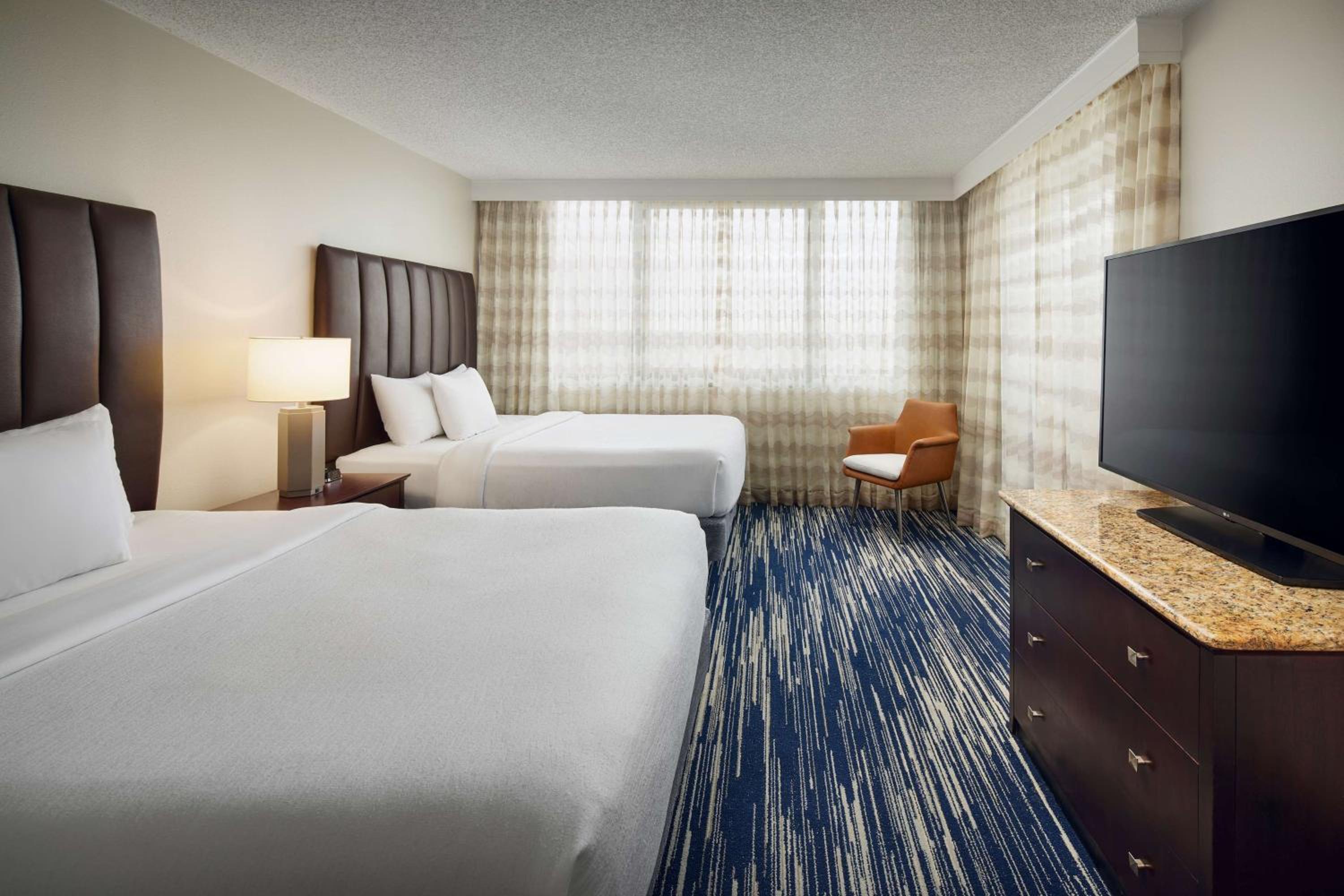 2 ROOMS, SUITE, 2 QUEEN BEDS, SOFA, BALCONY, CORNER