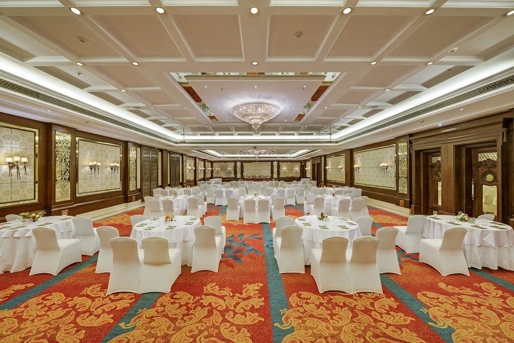 MAYFAIR Convention 33/37