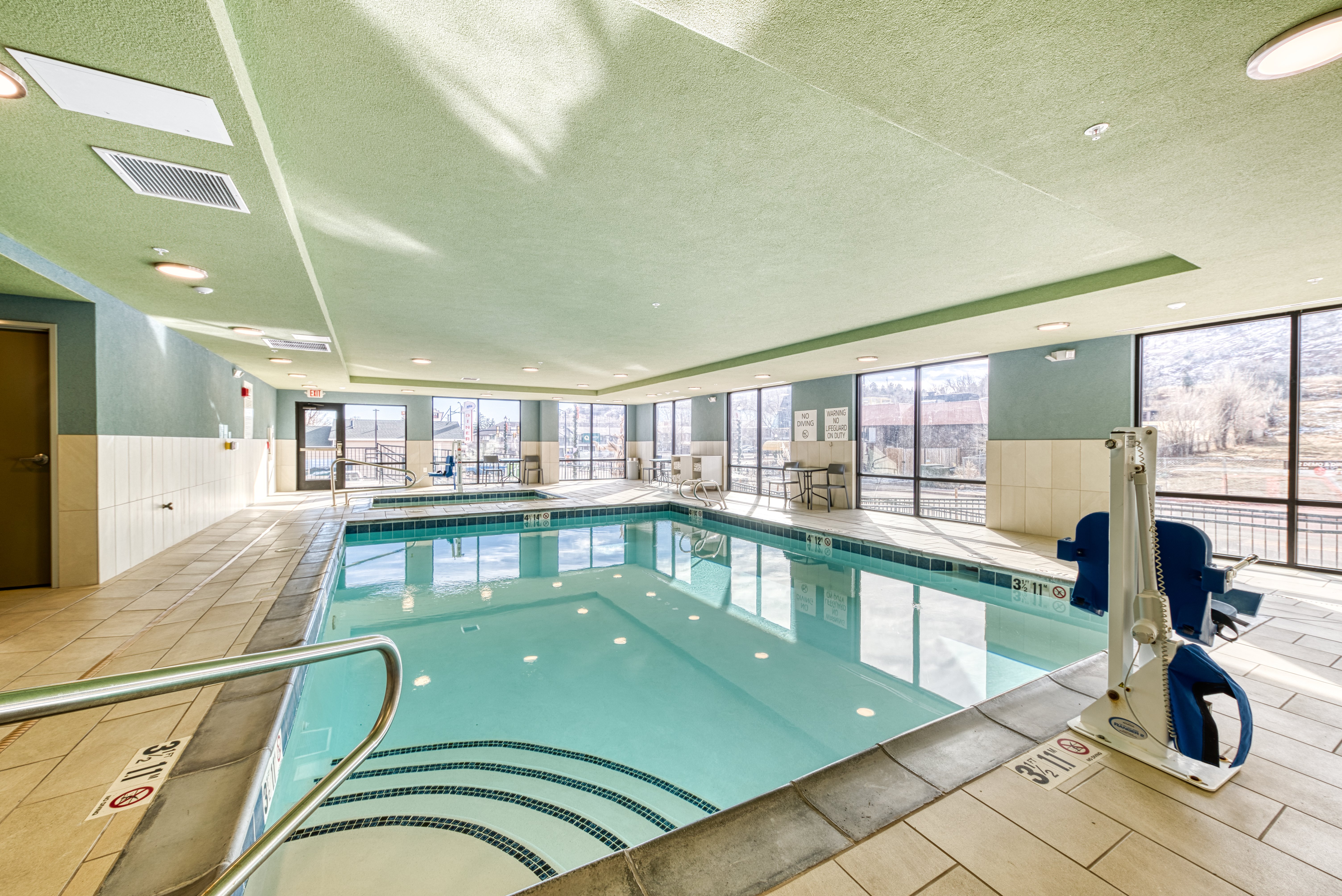 Holiday Inn Express and Suite Manitou Spring 32/54