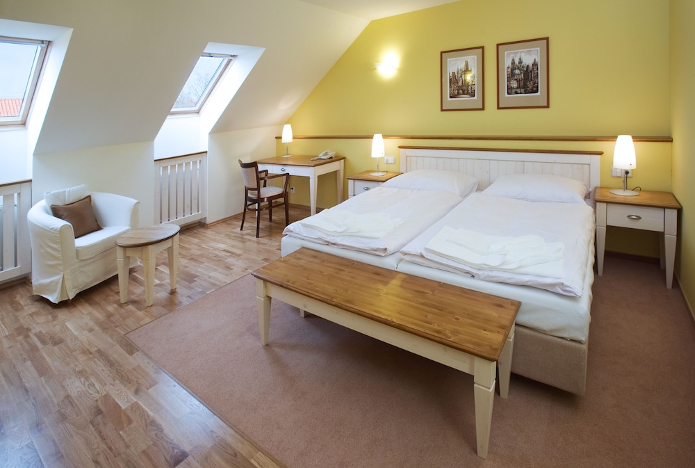 Dolce Villa Hotel 9/57