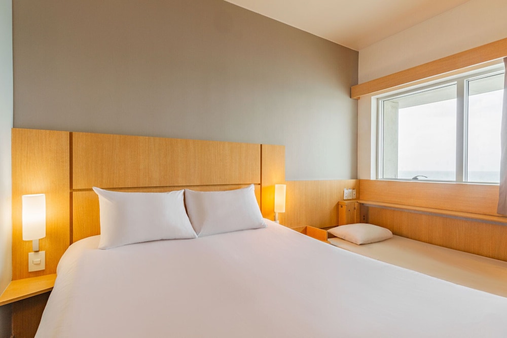 غرفة قياسية بسرير مزدوج وسرير فردي بإطلالة على البحر، IBIS CARTAGENA MARBELLA 2/6