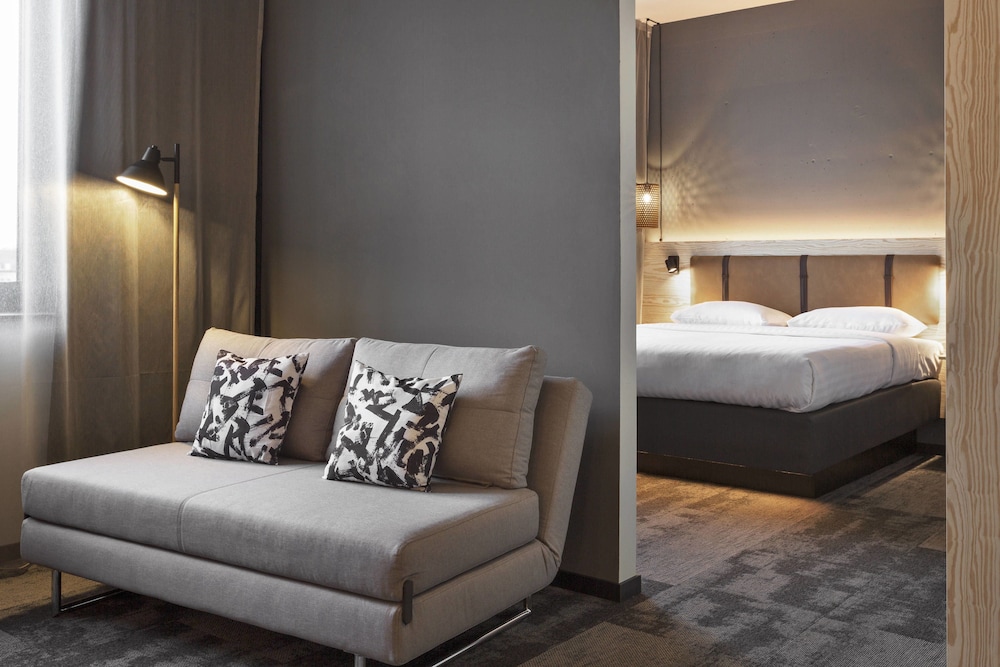 MOXY DUESSELDORF SOUTH 8/52