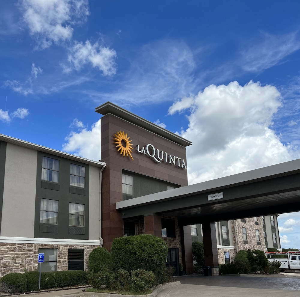 La Quinta Inn & Suites by Wyndham Denison - N. Lake Texoma 3/35
