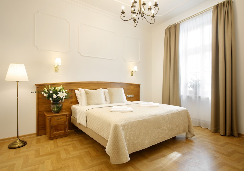 SUPERIOR, DOUBLE OR TWIN BED