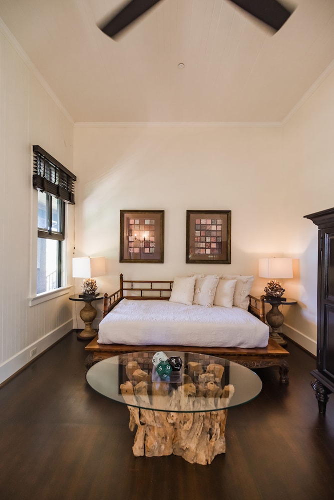 Room, Twin Beds, 1 King and 1 Single Beds, Partial Ocean View, Sofa