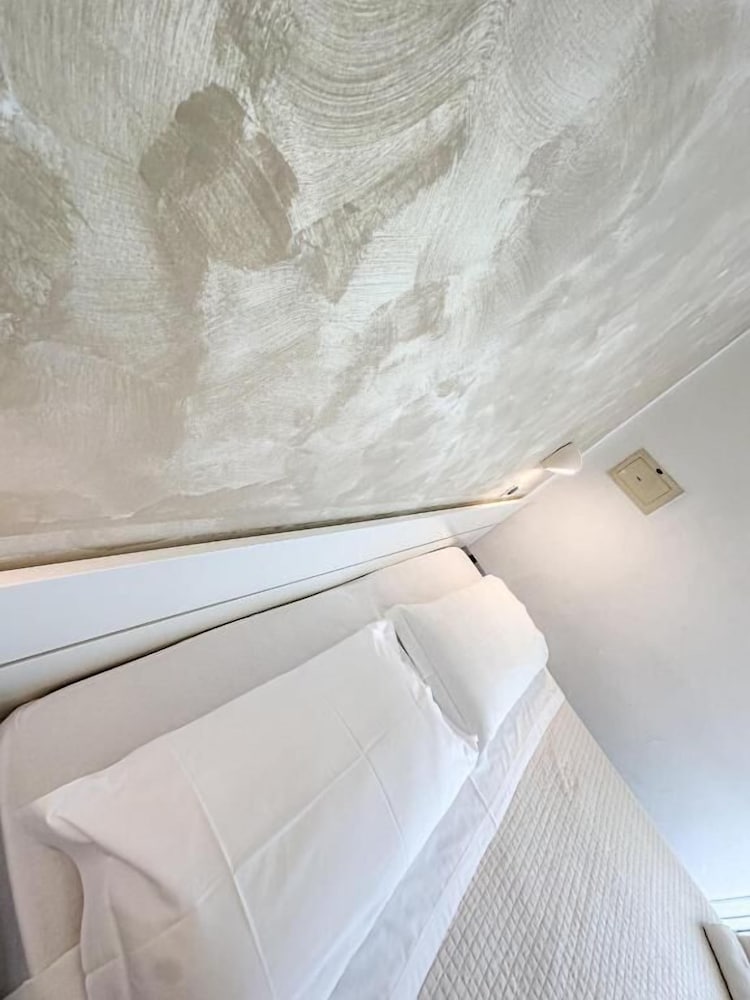 Hotel John 17/24