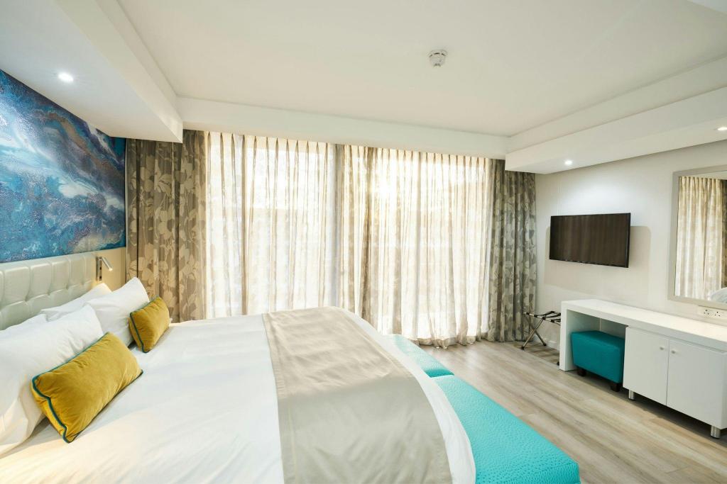 3 Bedrooms, Penthouse Suite, Twin Beds, King Bed, City View