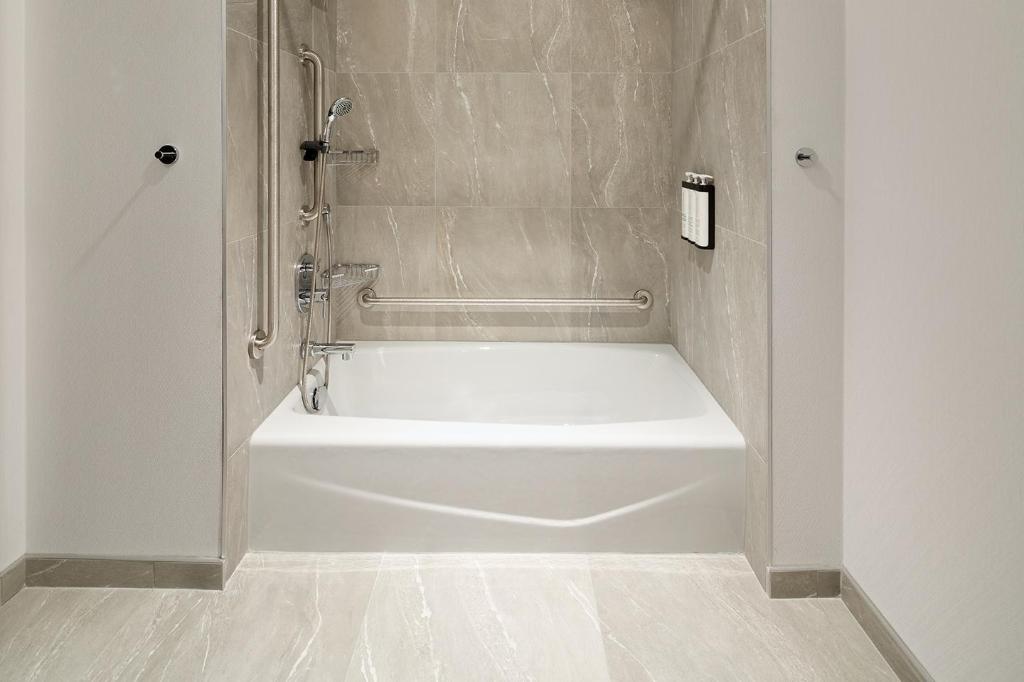 Specialty, King Bed, Sofa, Bathtub, Accessible، Hyatt Place Montreal Airport 2/6