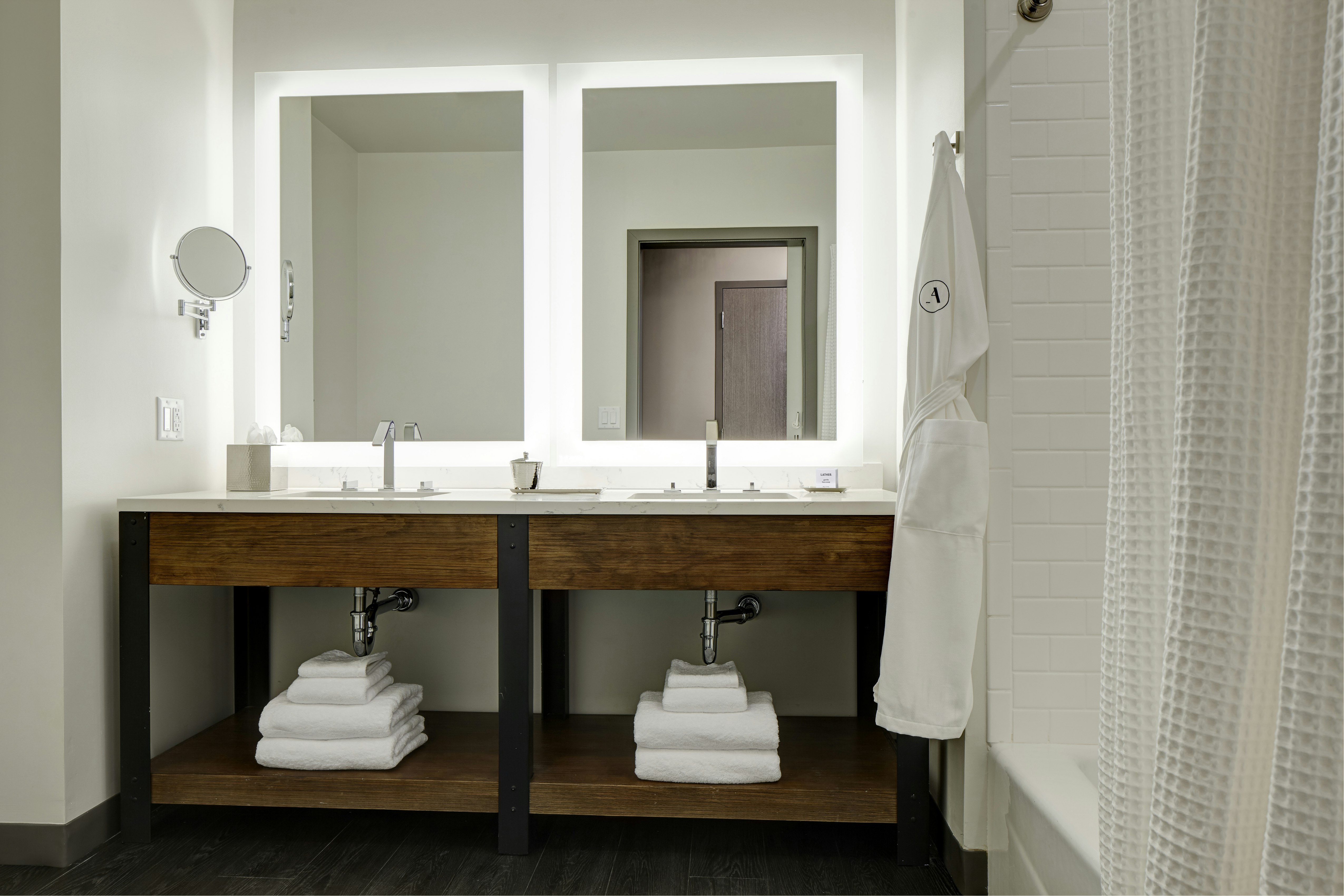 غرفة بسرير كينج لذوي الإعاقة، Archer Hotel Burlington 3/4