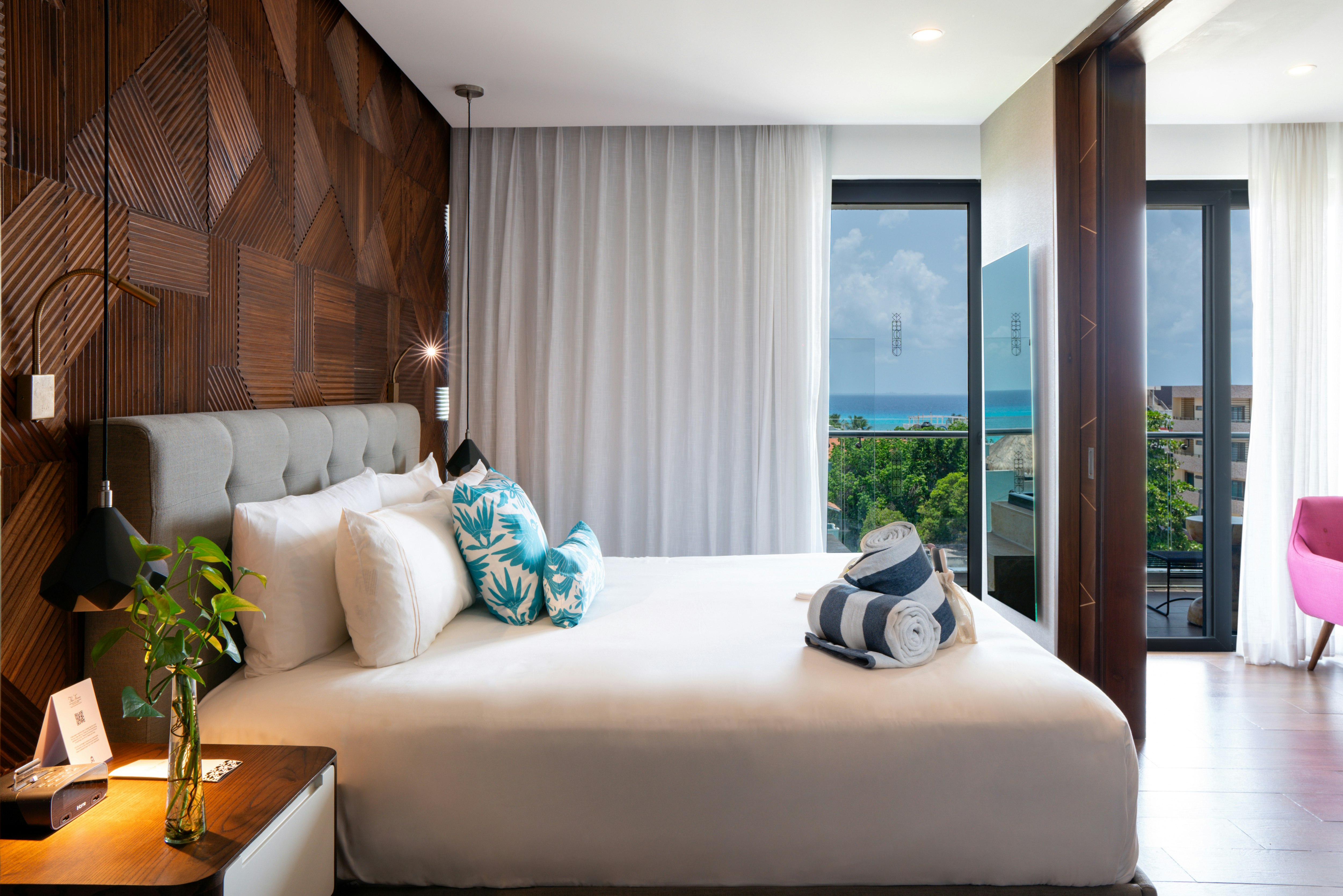 1 BEDROOM, SUITE, KING BED, PARTIAL OCEAN VIEW