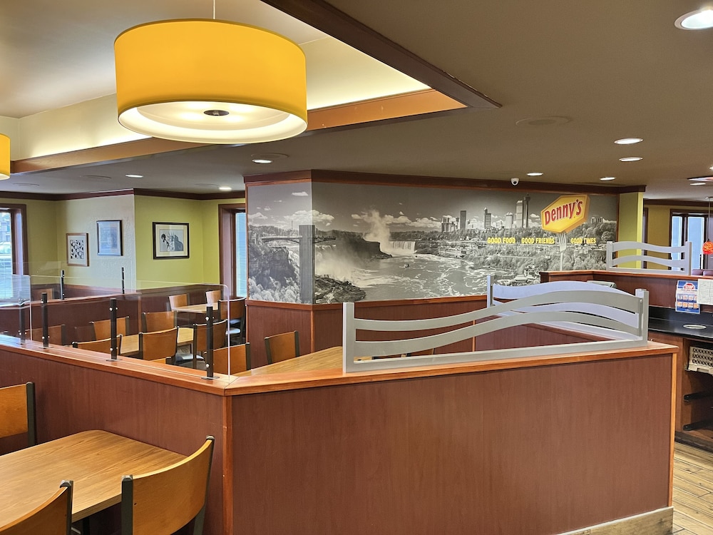 Howard Johnson Plaza by Wyndham by the Falls / Niagara Falls 14/50