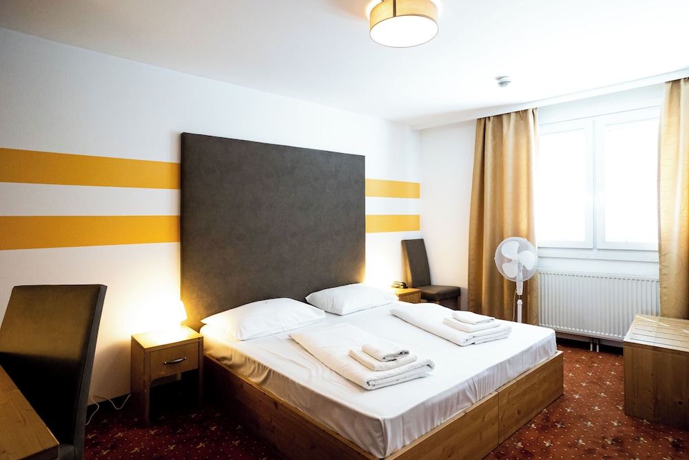 Lenas Donau Hotel 13/47