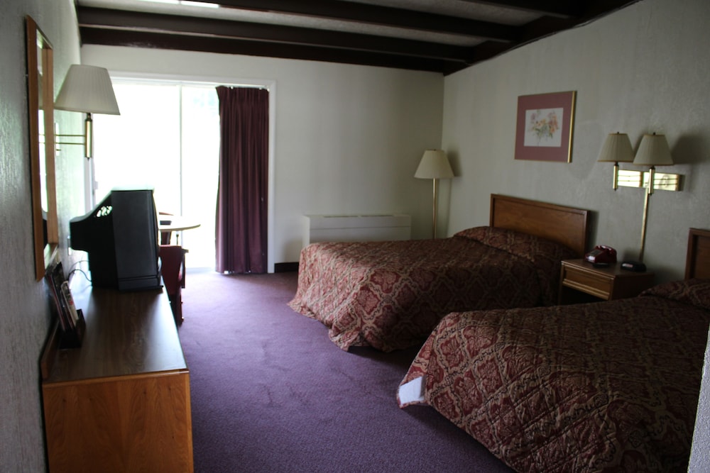 Hometown Inn Staunton VA near Hwy 11 39/50