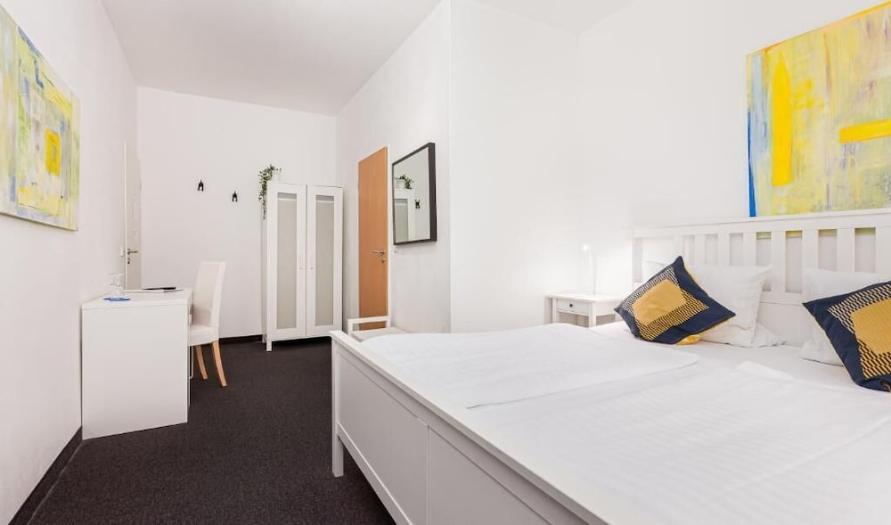 ROOM, DOUBLE BED