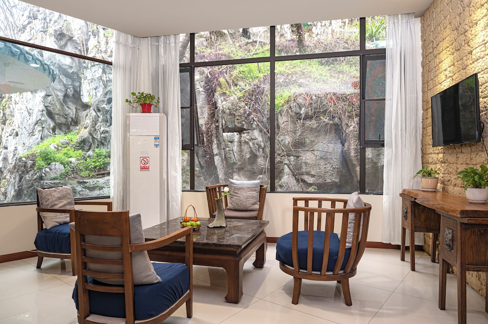 Guilin Crystal Crescent Moon Hotel 61/71