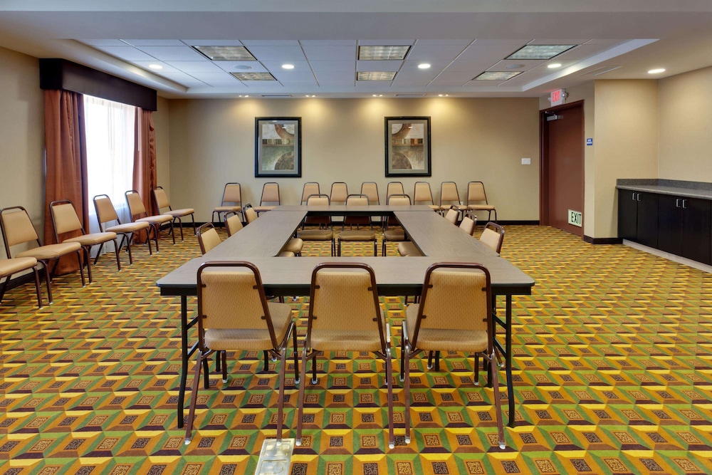Hampton Inn & Suites Fresno-Northwest, CA 30/33