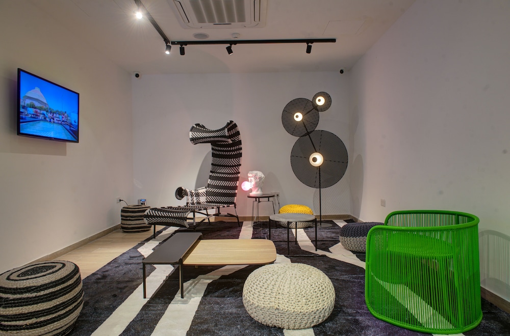 IKYK HOTEL 37/49
