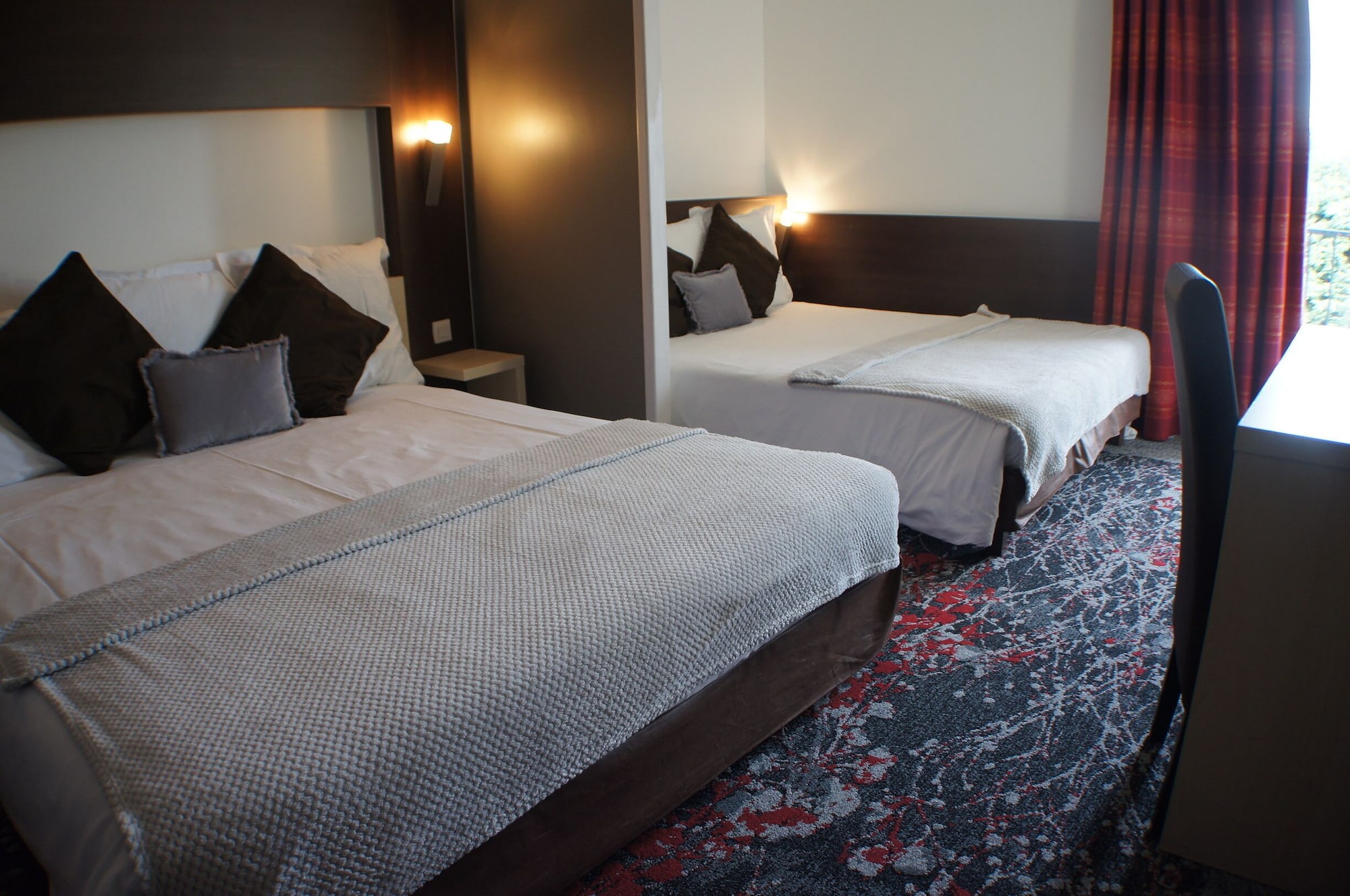 غرفة رباعية بسريرين مزدوجين، Hotel the Originals Annonay Est La Siesta 4/8