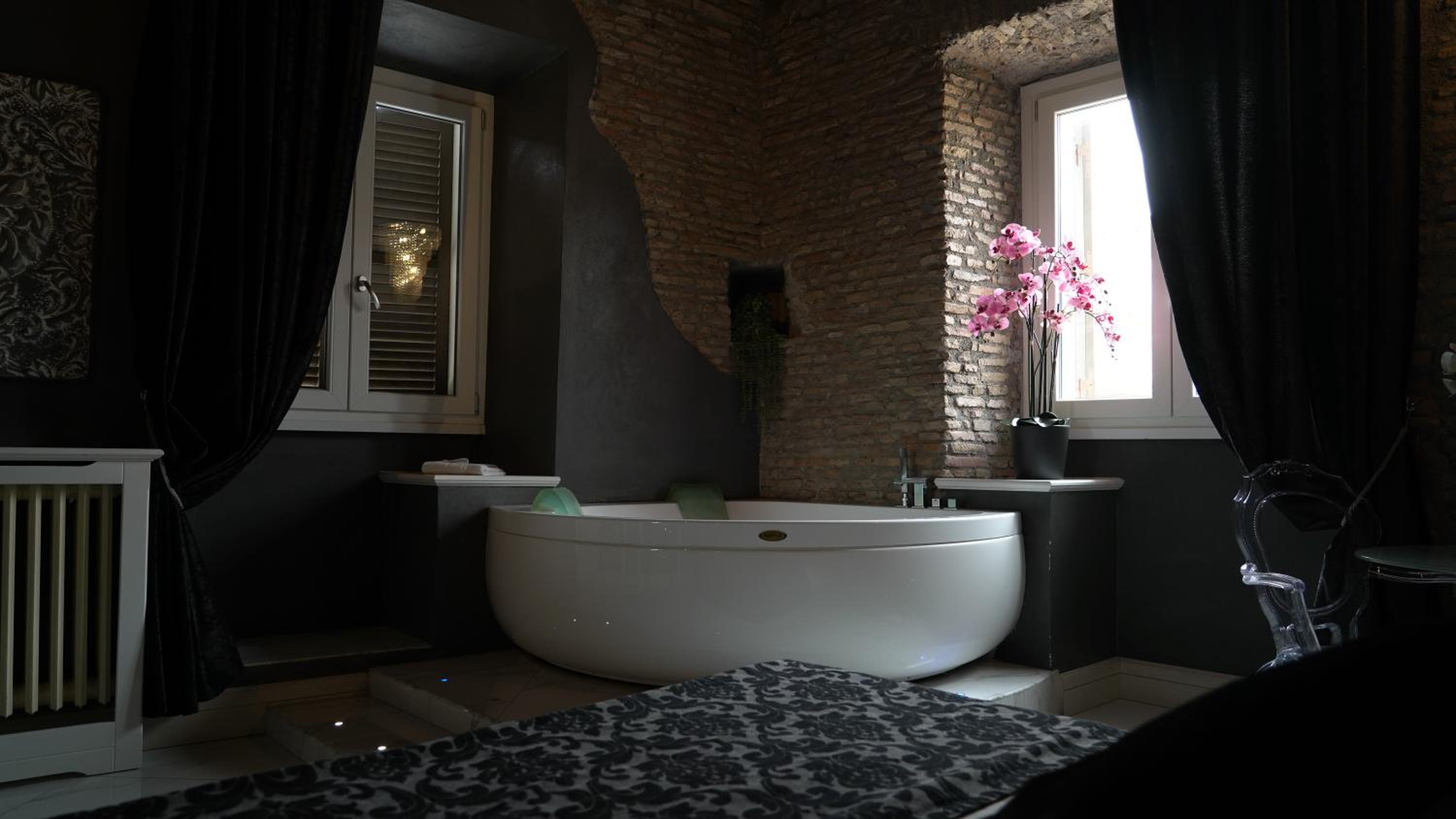 Rhome Luxury Suite 24/25