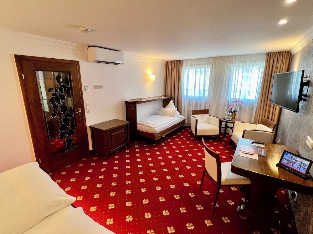 Comfort, Triple, King Bed, Murphy Bed