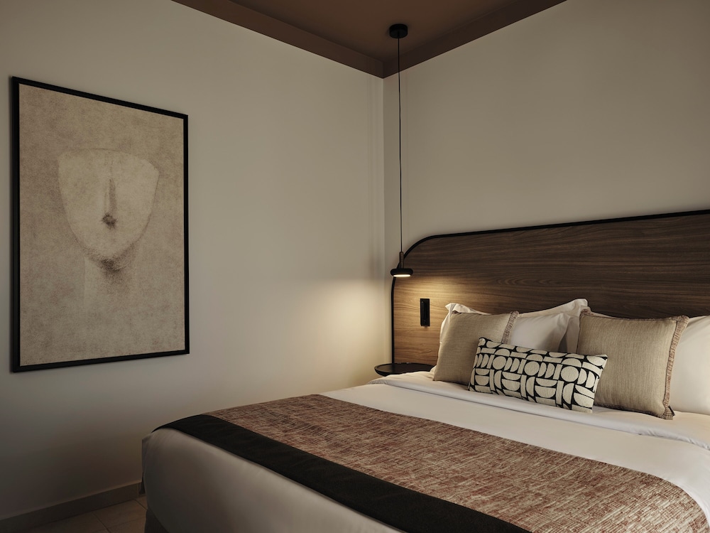 OPEN PLAN, SUITE, PRIVATE POOL