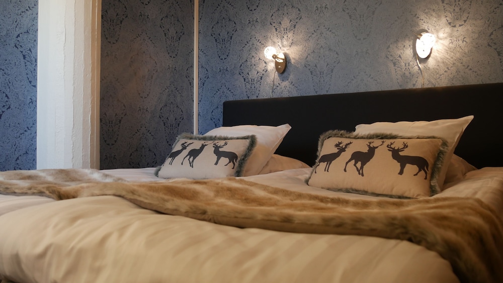 Golden Circle Suites 6/49