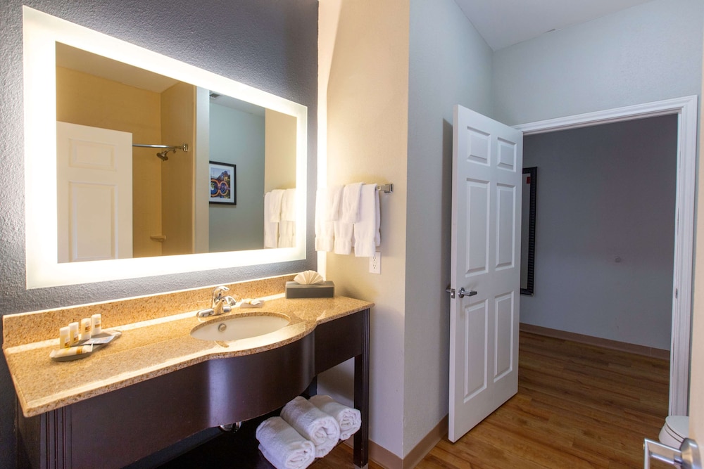 La Quinta Inn & Suites by Wyndham Houston East at Normandy 31/63