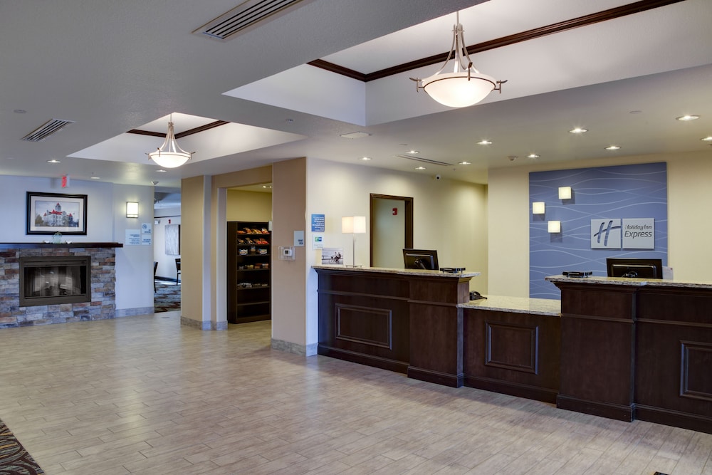 Holiday Inn Express Suites Nevada 11/66