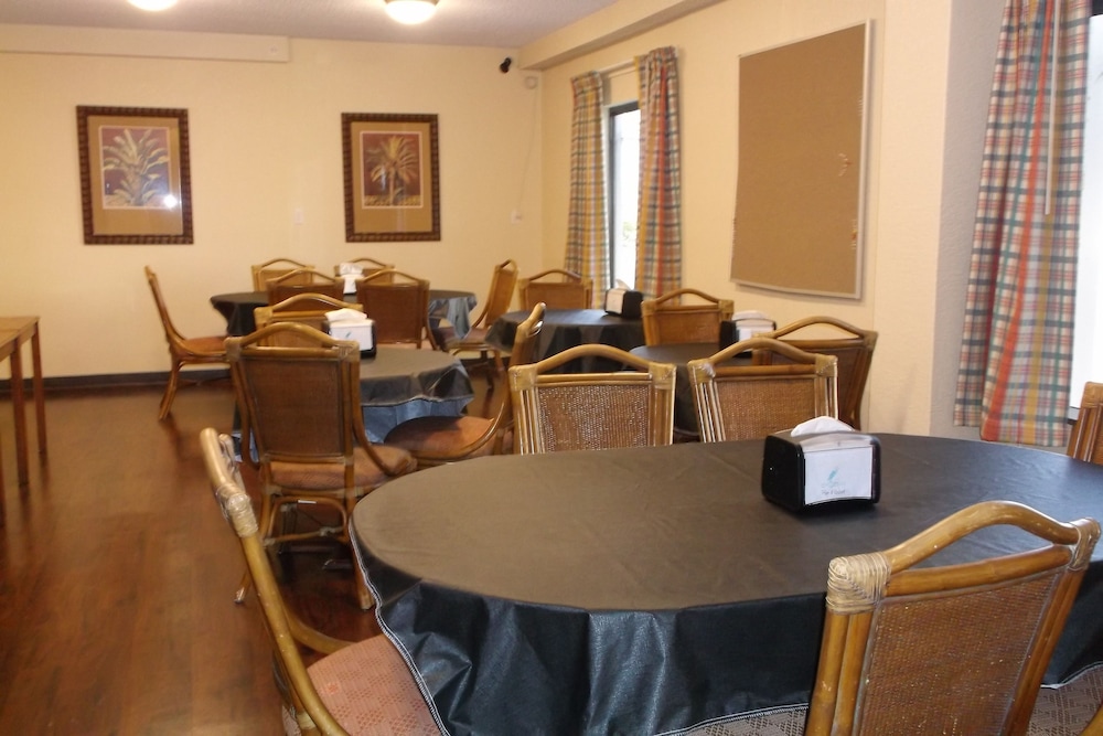 Days Inn & Suites by Wyndham Lake Okeechobee 35/50