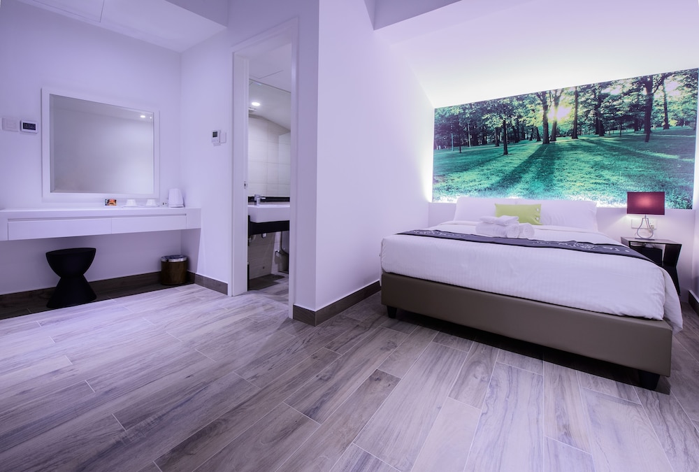 J8 Hotel 5/65