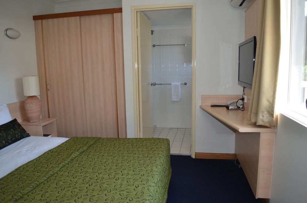 AIRPORT MOTEL 23/63