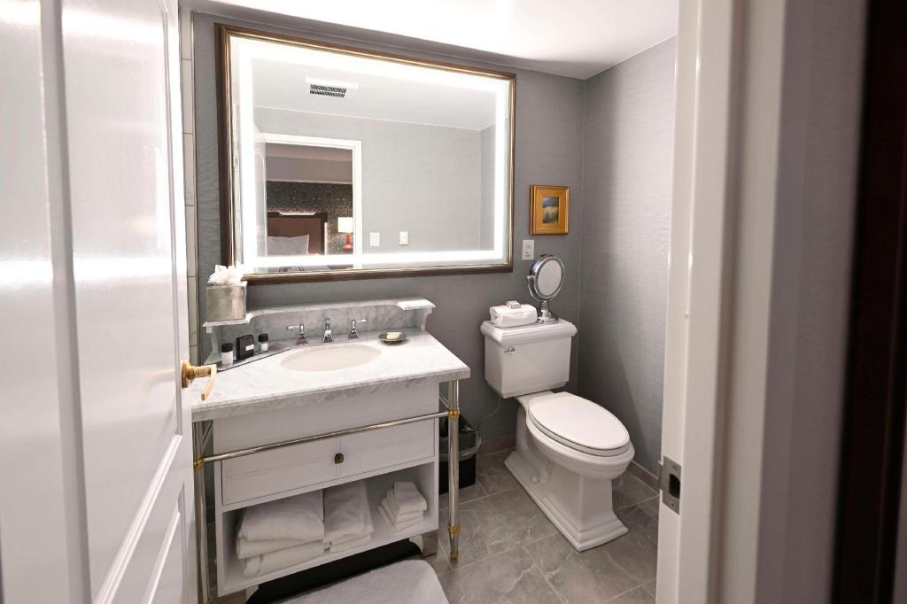 غرفة بسرير كينج بشرفة مع أريكة، Hotel Roanoke Conference Ctr Curio Collection By Hilton 3/3