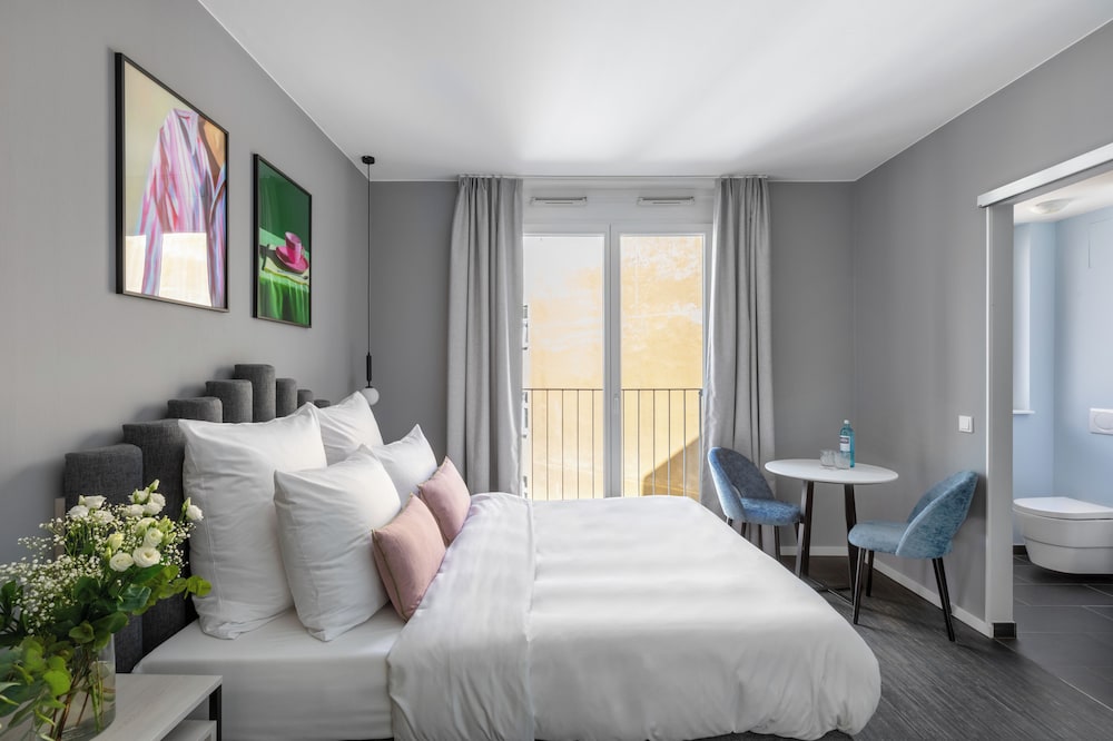 Medium, Studio, Queen Bed, Kitchenette
