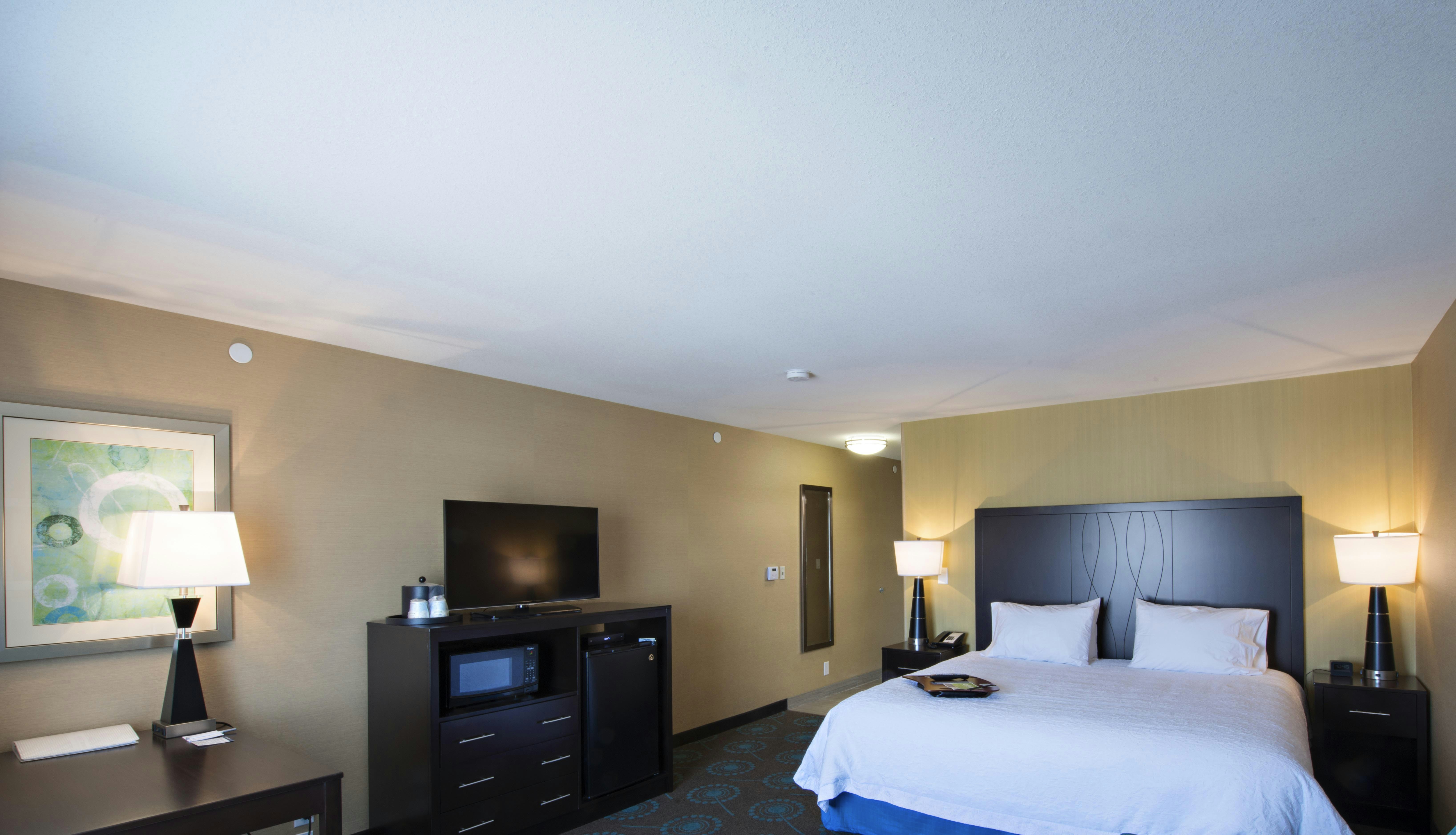 غرفة بسرير كينج