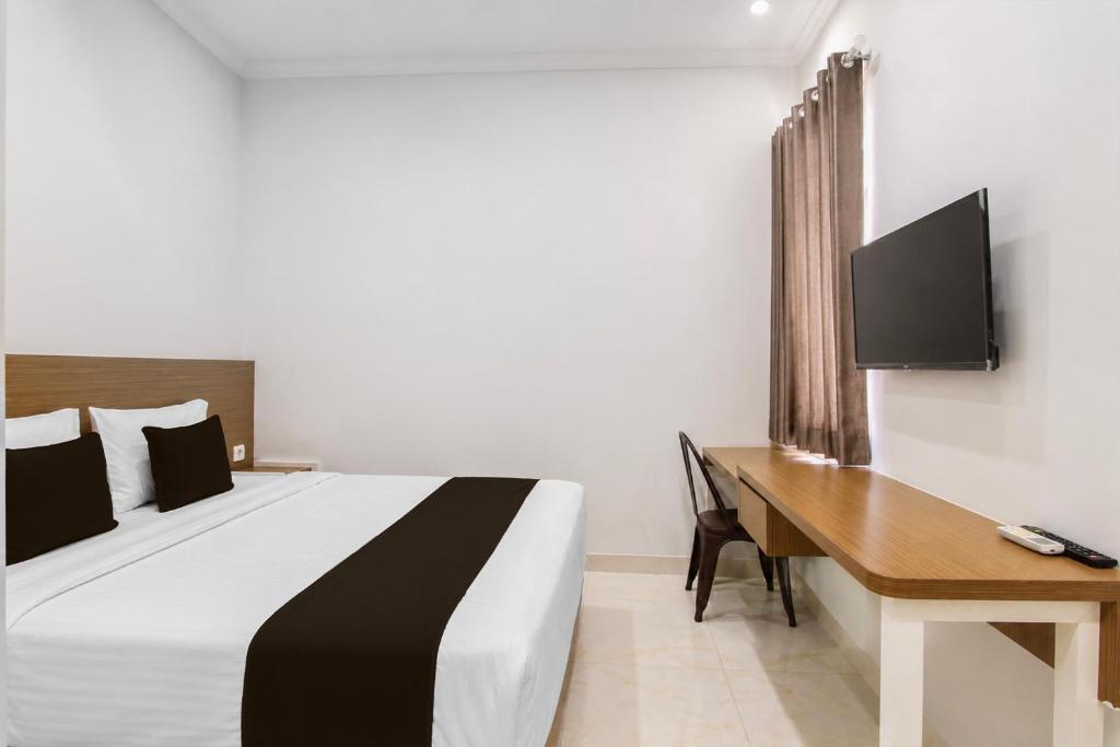 Collection O near Ambarrukmo Plaza Mall formerly Damar Kusumo Guest House 12/23