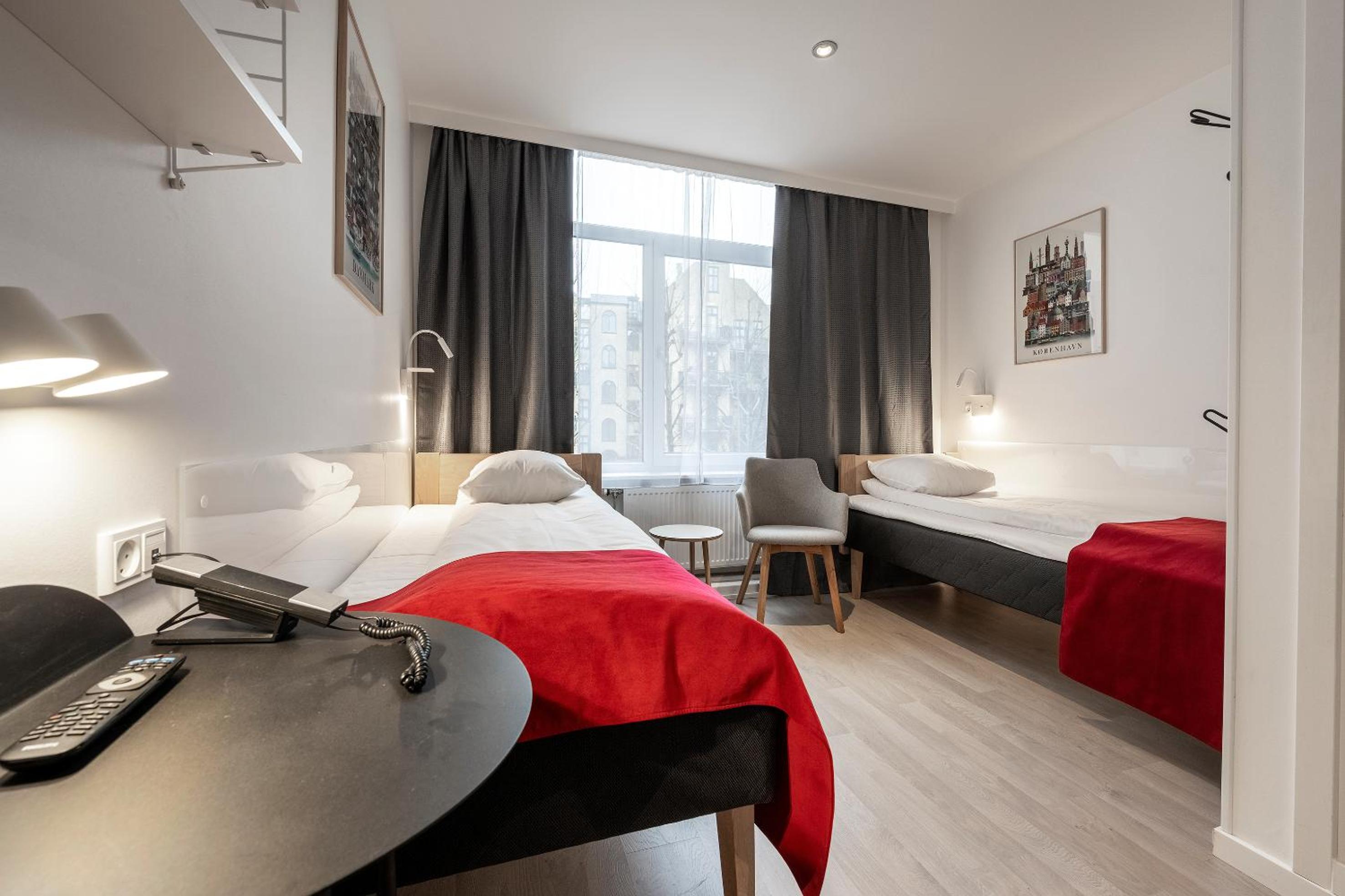 ROOM, TWIN BEDS