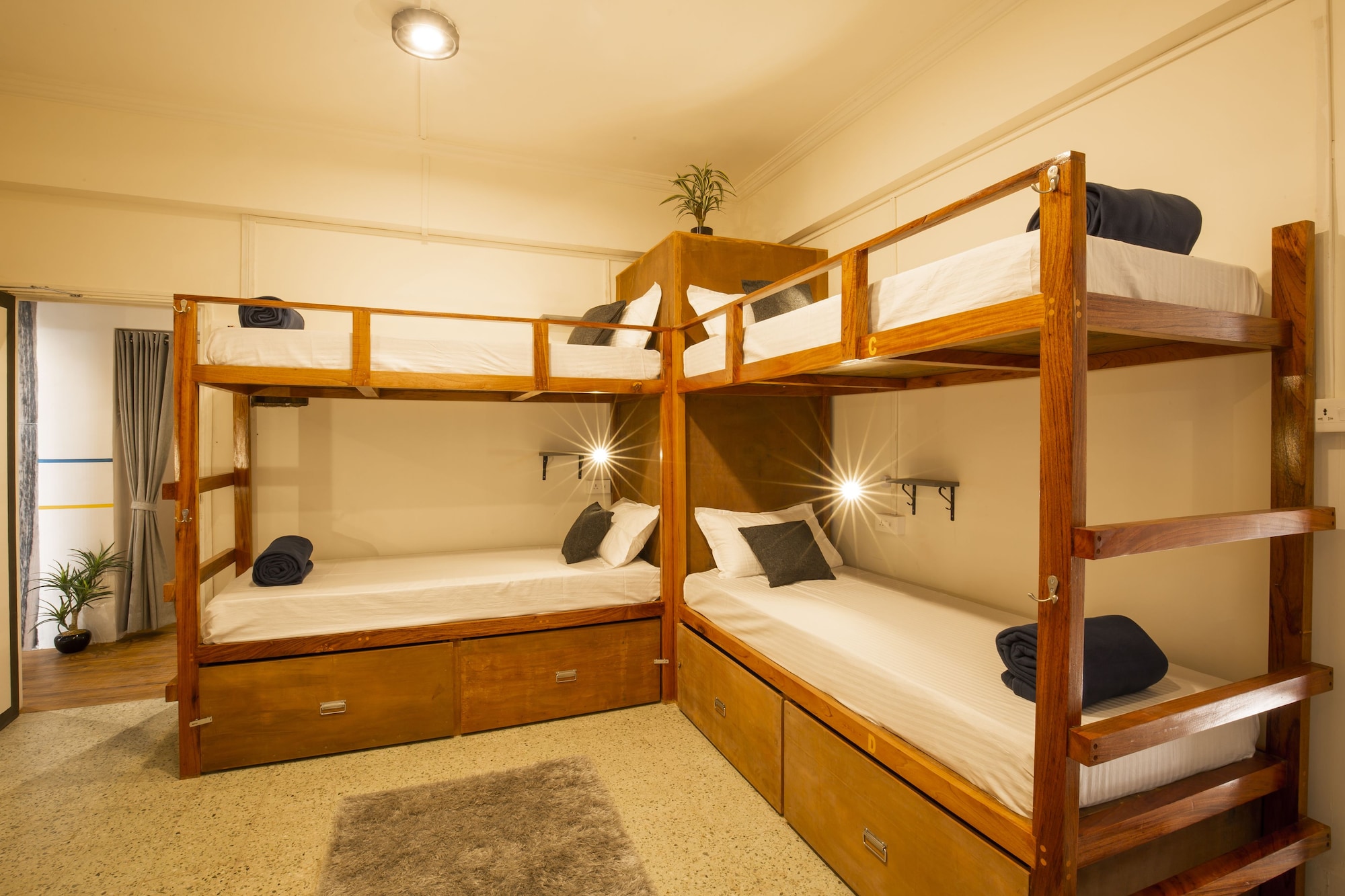 MIXED DORM, 8 BEDS