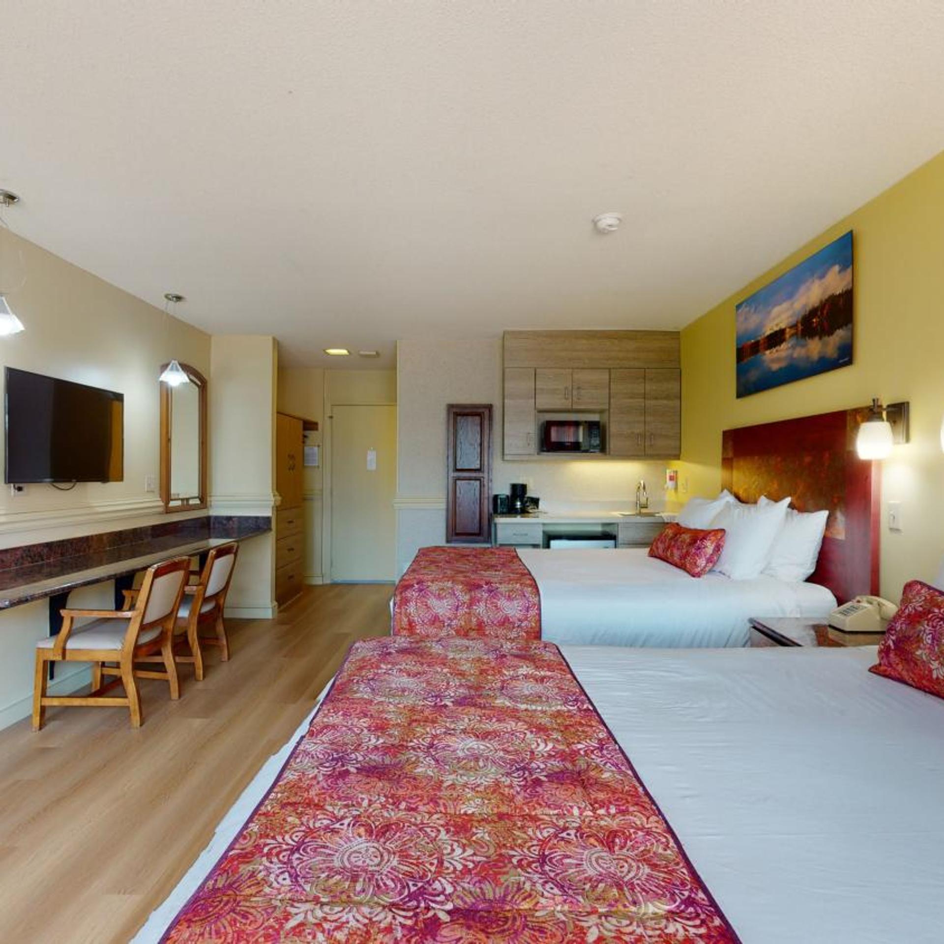 Room, 2 Queen Beds, Side Pool View