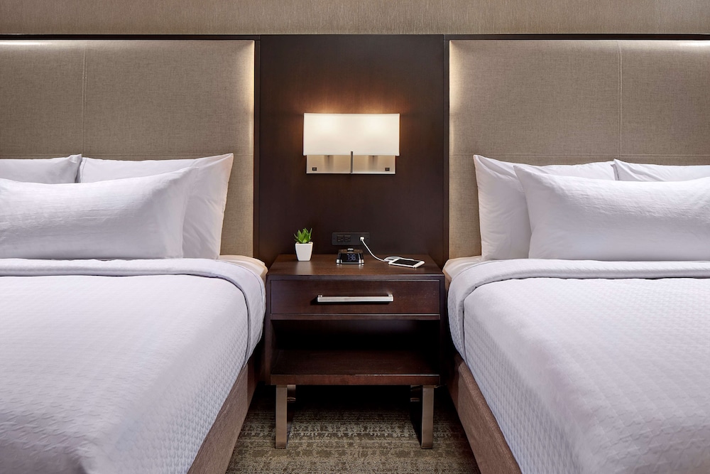 ESSENTIAL, STUDIO, 2 QUEEN BEDS