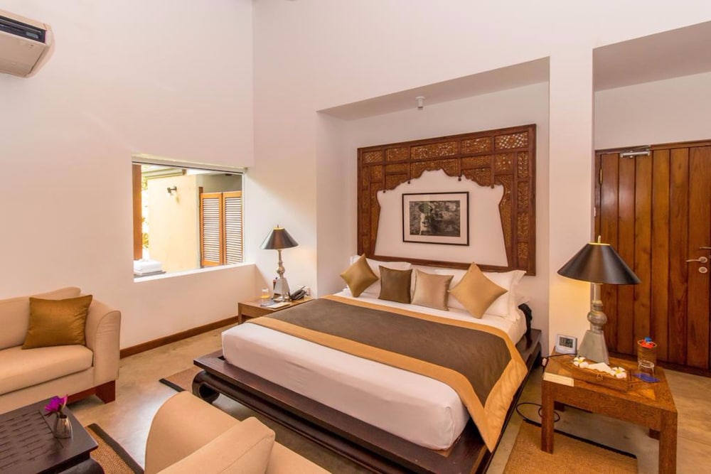 Suite, King Bed, Courtyard View