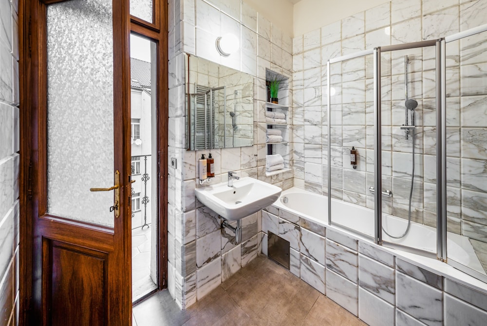 Art House Apartments by Adrez Living 22/23