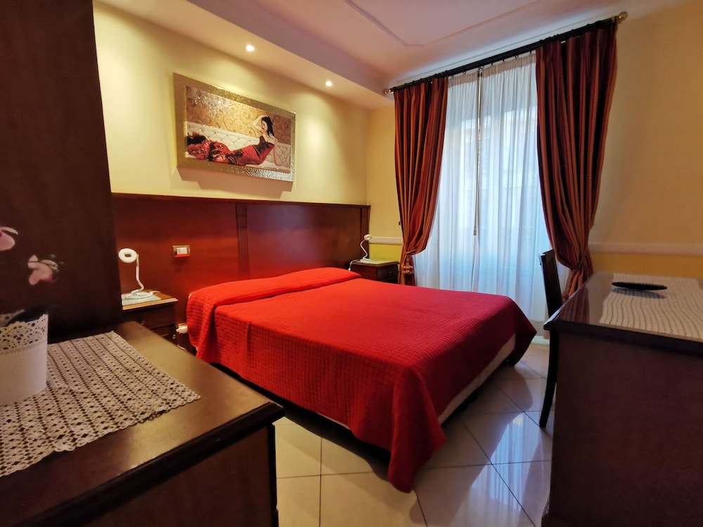 ROOM, DOUBLE OR TWIN BED