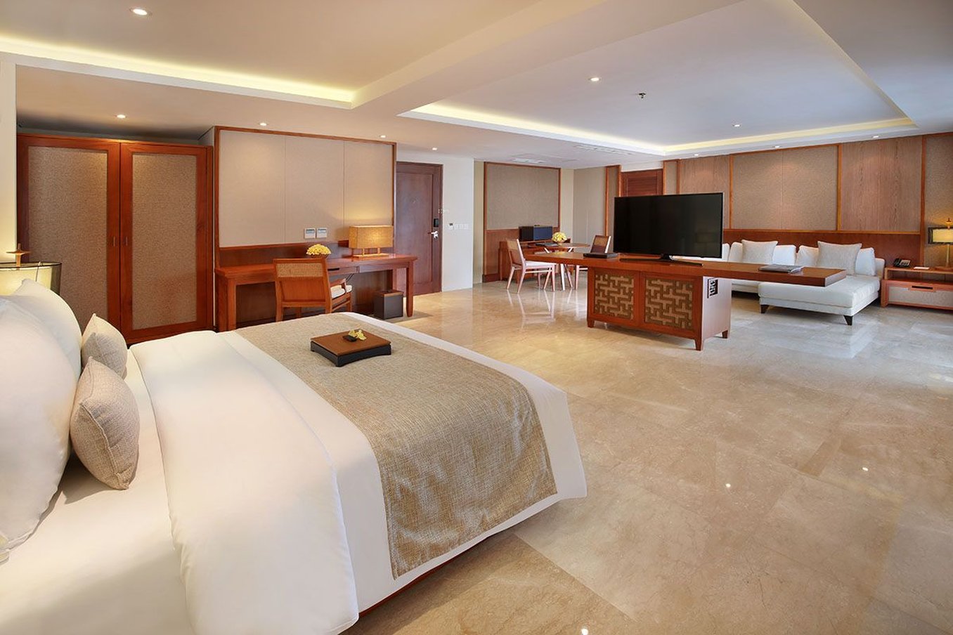 DELUXE, SUITE, JETTED TUB