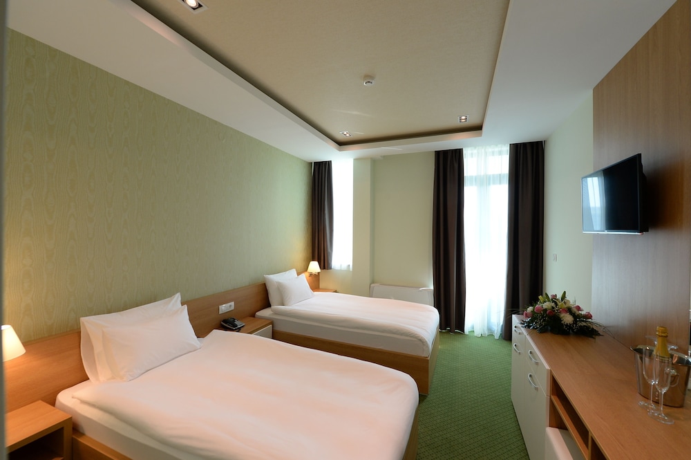 Hotel Hedonic 12/50