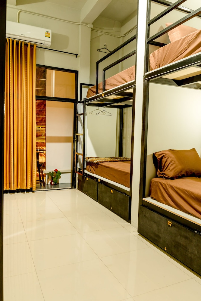 Iris Hostel 35/40