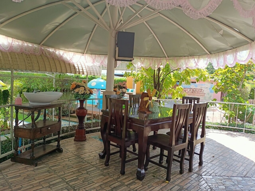 P Paradise Hotel 32/50