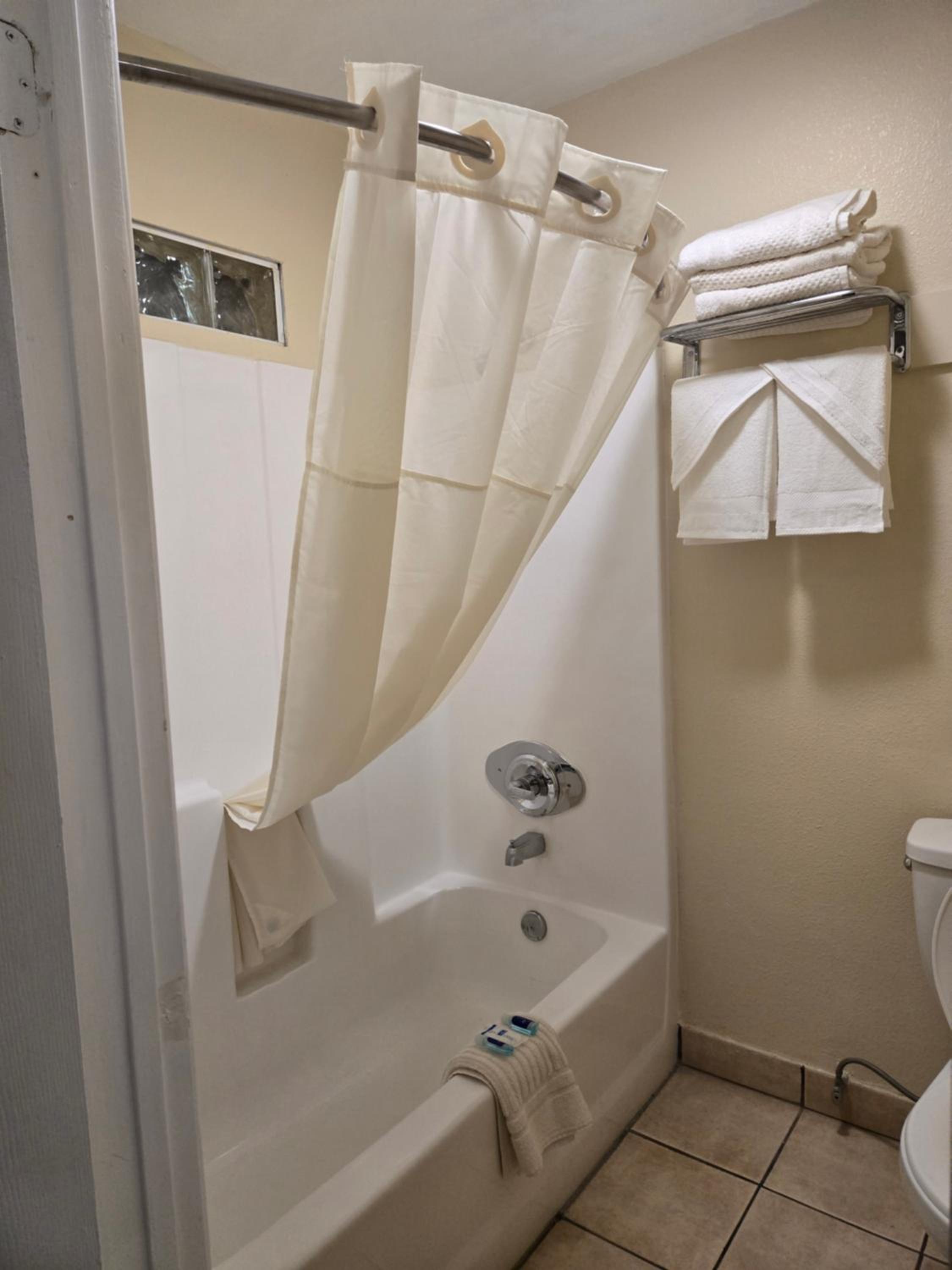 Family, 3 Queen Beds, Rodeway Inn & Suites Blythe I-10, CA 8/10