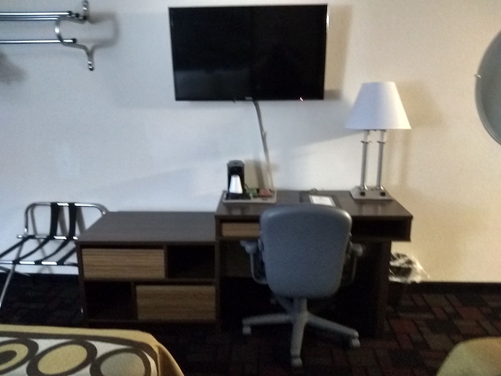Super 8 By Wyndham Boonville 17/20
